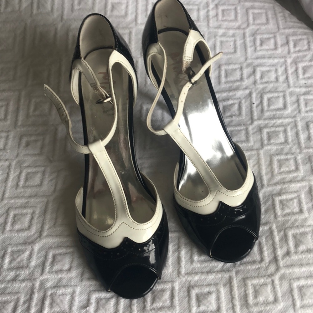 *VINTAGE* Mixx size 8.5 T-strap heals